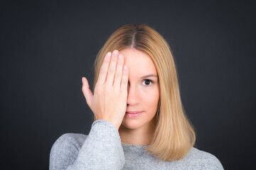 Nette Frau hält sich ein Auge zu