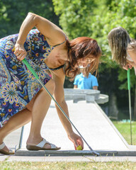 Zeitvertreib Minigolf spielen