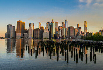 Fototapeta na wymiar The Skyline of New York City from the Brooklyn Bridge Park