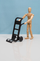 カートを押すデッサン人形