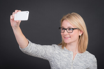 studentin macht ein selfie mit dem mobiltelefon