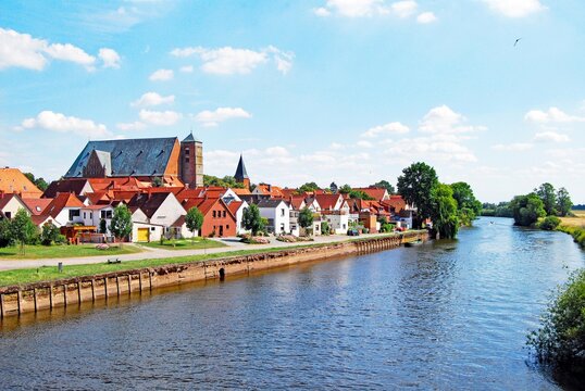 An der Aller in Verden/Aller. Dom mit Andreaskirche und Fischerviertel von S&uuml;br&uuml;cke aus gesehen