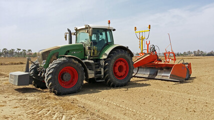 Tractor en plantación de arroz en el Delta del Ebro, Cataluña (España)