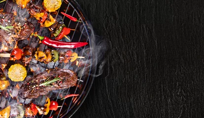 Zelfklevend Fotobehang Barbecuegrill met rundvleeslapjes vlees, close-up. © Lukas Gojda