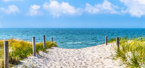 Wejście na bałtycką plażę, wydmy, błękitne niebo, panorama