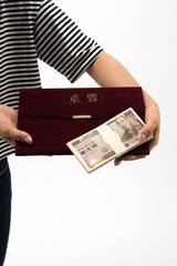 香典を手渡す日本人の女性　A Japanese woman hands a gift