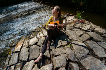 Obraz premium Gitarrenklänge am romantischen Fluss