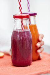 スムージーを持つ女性