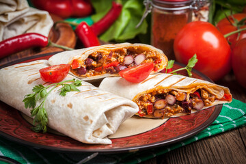 Burritos filled wiht minced meat, bean and vegetables.