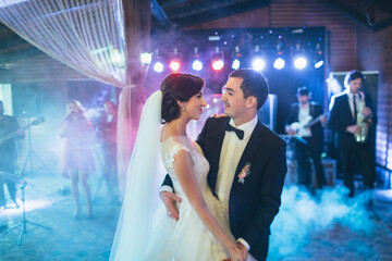The charming brides dancing on the dancefloor © myronovychoksana