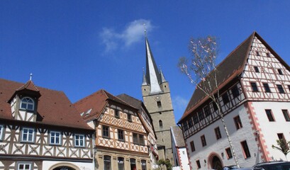 Fototapeta na wymiar Romantisches Zeil am Main, Marktplatz der fränkischen Kleinstadt mit St. Michael und Rathaus