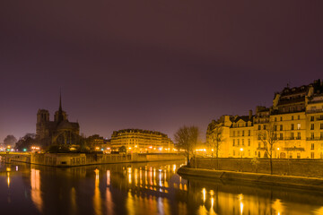 Fototapeta premium Notre Dame Cathedral with Paris cityscape at dusk