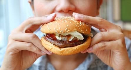Woman eating beef berger.