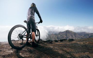 Mountainbiker auf Berggipfel