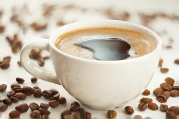 Foto auf Acrylglas Kaffee Bar Kaffee in Kaffeetasse mit natürlichen Körnern