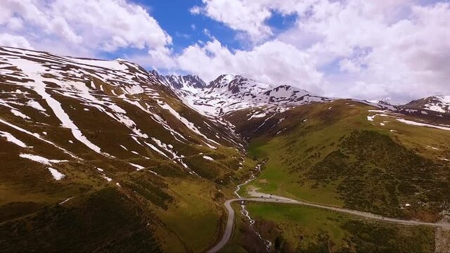 paysage a&eacute;rien dans les Pyr&eacute;n&eacute;es France  