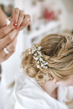 bride getting flowers in her hair