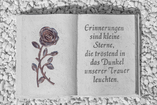 Beschriftete Steine als Grabschmuck - Erinnerungen