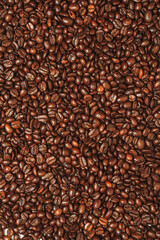 Obraz premium Dark many roasted coffee beans texture background