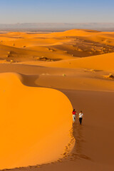 Wandern auf den Dünen der Sahara Wüste