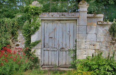Vieux portail en bois.