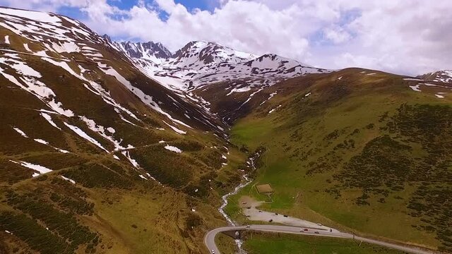 paysage a&eacute;rien dans les Pyr&eacute;n&eacute;es France  
