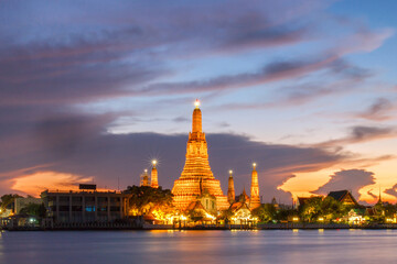 Fototapeta premium Świątynia Wat arun wgląd nocy w bangkoku, Tajlandia