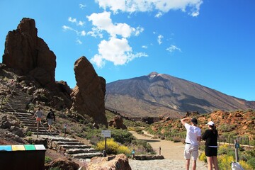 туристы смотрят на вулкан