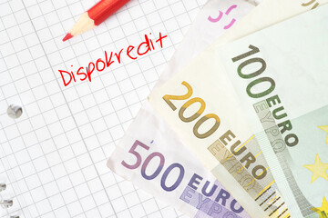 Euro Geldscheine und ein Notizblock mit dem Wort Dispokredit