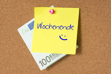 Ein Pinnwand und Geld für das Wochenende