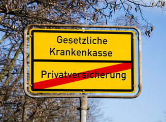 Ortsschild, dass die private Krankenversicherung verabschiedet und die gesetzliche Versicherung...