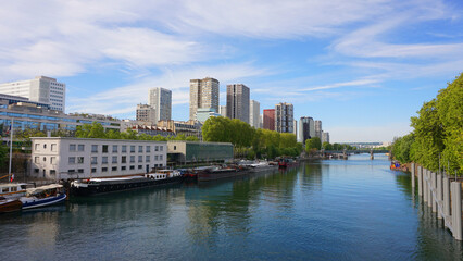 Obraz premium Photo of iconic bridge of Bir-Hakeim on a spring morning, Paris, France