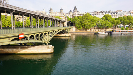 Naklejka premium Photo of iconic bridge of Bir-Hakeim on a spring morning, Paris, France
