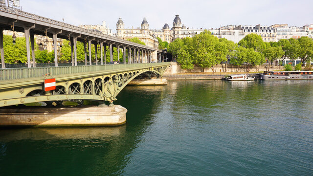 Photo of iconic bridge of Bir-Hakeim on a spring morning, Paris, France