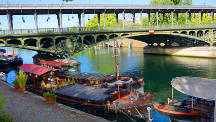 Fototapeta na wymiar Photo of iconic bridge of Bir-Hakeim on a spring morning, Paris, France