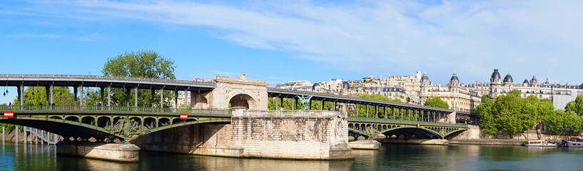 Photo of iconic bridge of Bir-Hakeim on a spring morning, Paris, France