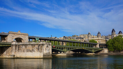 Fototapeta premium Photo of iconic bridge of Bir-Hakeim on a spring morning, Paris, France