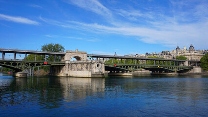 Obraz premium Photo of iconic bridge of Bir-Hakeim on a spring morning, Paris, France