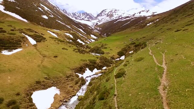 paysage a&eacute;rien dans les Pyr&eacute;n&eacute;es France  