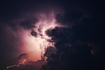 Gewitterwolken mit Blitzen