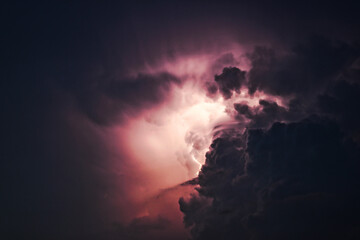 Fototapeta na wymiar Gewitterwolken mit Blitzen