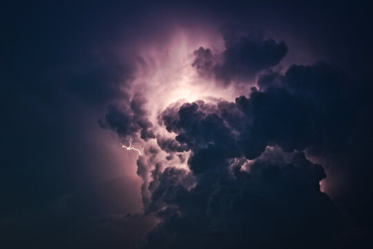 Gewitterwolken mit Blitzen