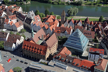 Naklejka premium Stadtbibliothek, Rathaus und Metzgerturm in Ulm
