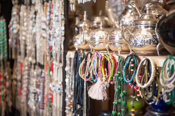 Schmuck am Markt in Marokko.