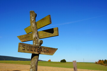 einfache Holzschilder am Idarwald, auf einem steht Sulzbach
