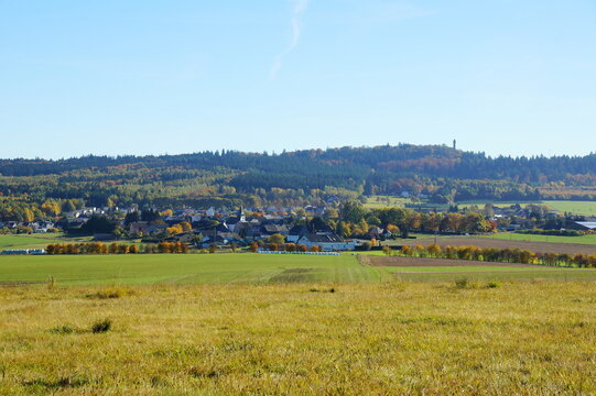 Ortsgemeinde Kempfeld im Kreis Birkenfeld mit der Wildenburg hoch im Wald gelegen
