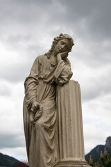 Frauenstatue mit Säule