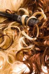 cheveux bruns et blonds mélangés et brosse ronde pour brushing - obrazy, fototapety, plakaty