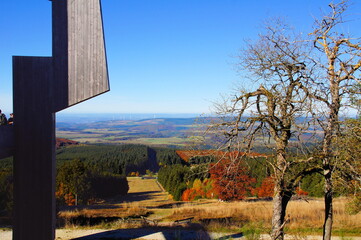 Hunsrück zwischen Thalfang, Haardtwald und Morbach im Herbst, links ein Teil der großen Klangskulptur
