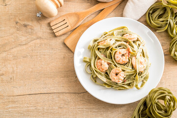 spinach fettuccini pasta with shrimp
